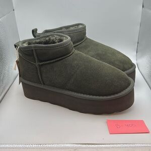 CUSHIONAIRE Hippy Women’s Platform Ankle Boots  SIZE 9 OLIVE